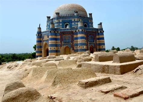 Uch Sharif's Tomb: A Majestic Shrine Where History Whispers and Serenity Reigns!